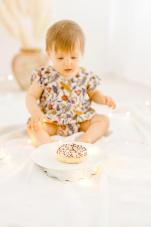 enfant gâteau nourriture vaisselle beige